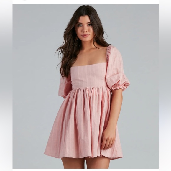 Weekend Party Dress In Soft Pink by Mable
